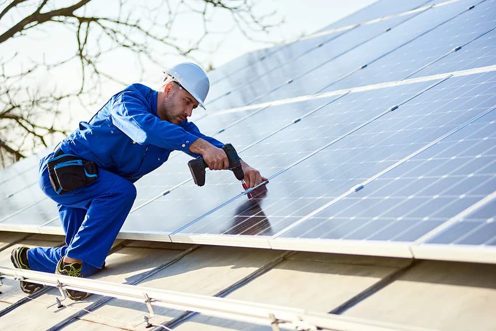 Instalator panouri fotovoltaice pe acoperiș