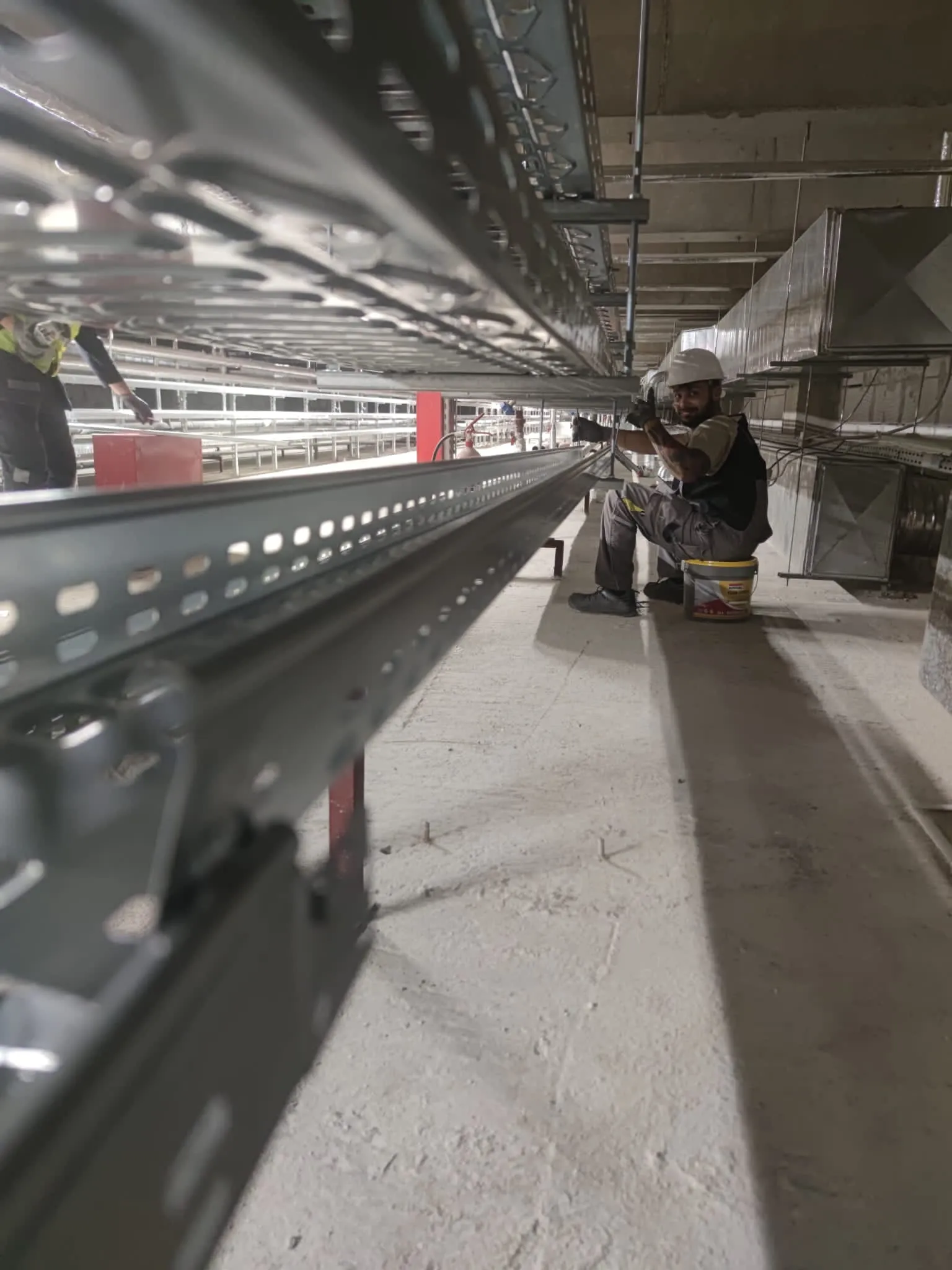Echipa Nectaria Solar executând lucrări electrice la standarde înalte