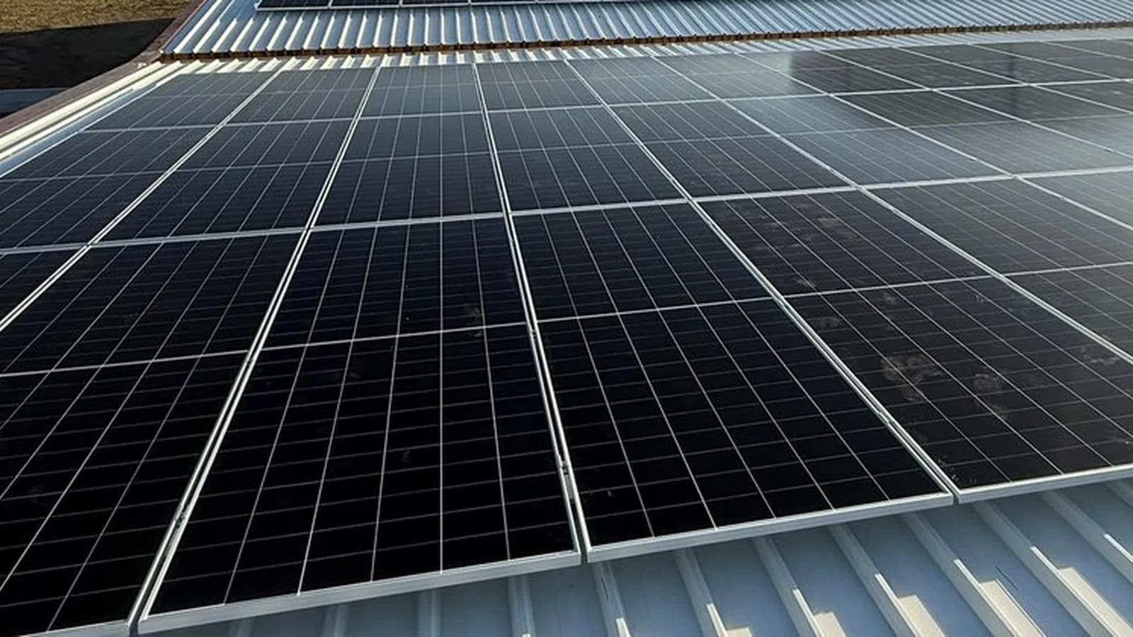 Detaliu al panourilor fotovoltaice și al montajului pe învelitoare metalică