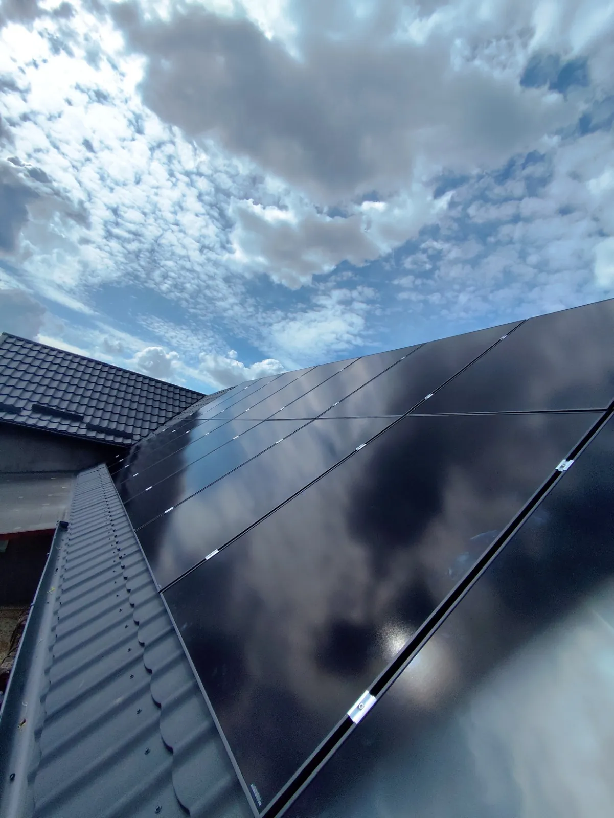Panouri fotovoltaice all-black instalate pe acoperiș în zona Aiud