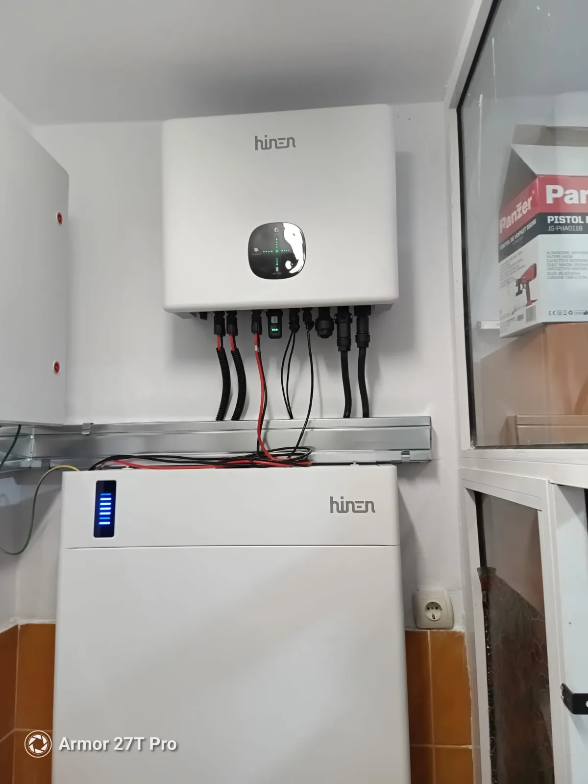 Invertor și baterie de stocare Hinen instalate într-un sistem fotovoltaic din zona Blaj