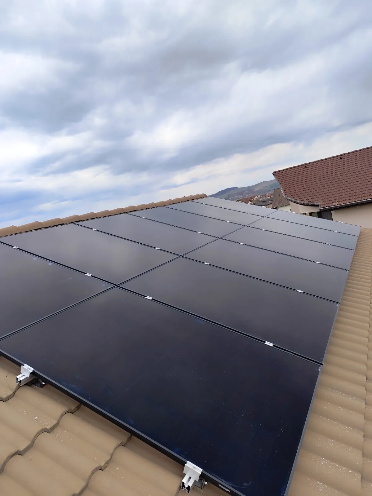 Sistem fotovoltaic montat pe acoperiș în Câmpia Turzii