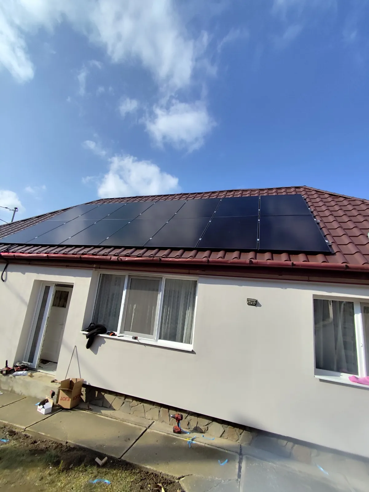 Sistem fotovoltaic montat pe acoperișul unei case din Cisnădie