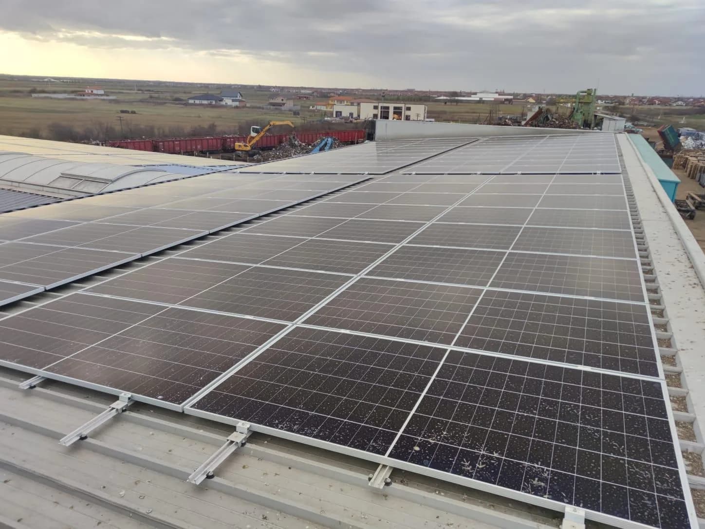 Panouri fotovoltaice montate pe hala unei firme din zona Cugir