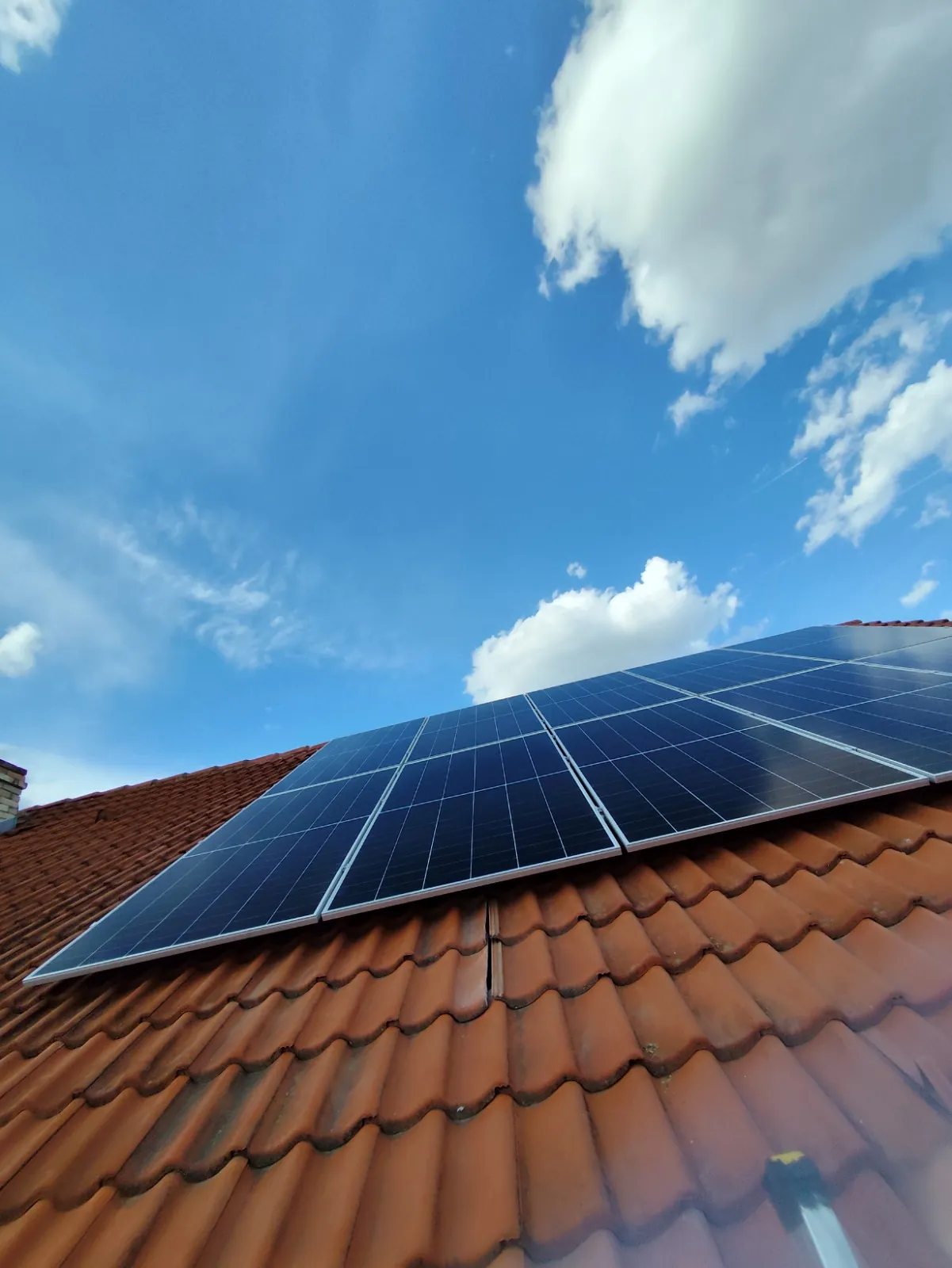 Sistem fotovoltaic montat pe acoperiș în zona Dej