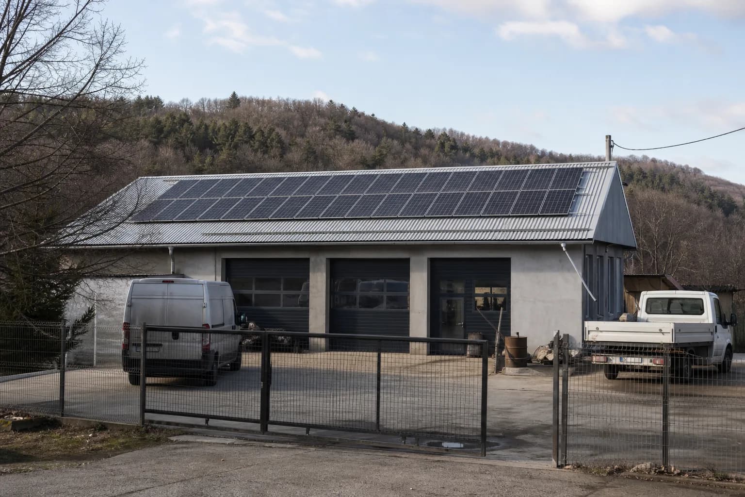 Atelier din județul Hunedoara cu panouri fotovoltaice pe acoperiș