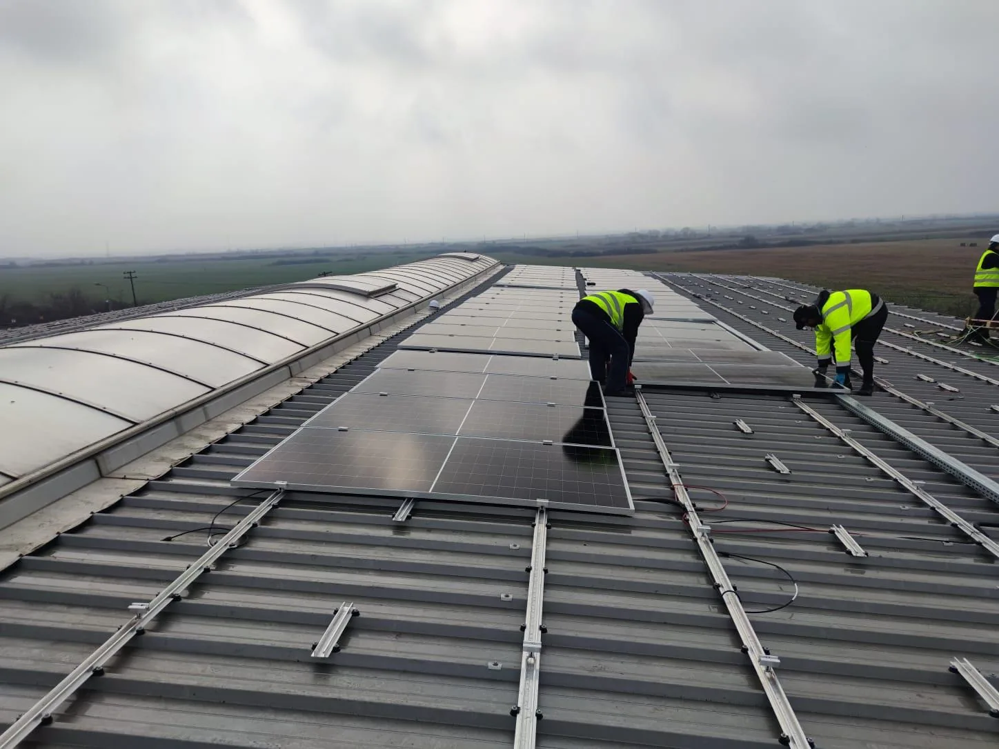 Montaj de panouri fotovoltaice pe hala industrială a unei firme din zona Gherla