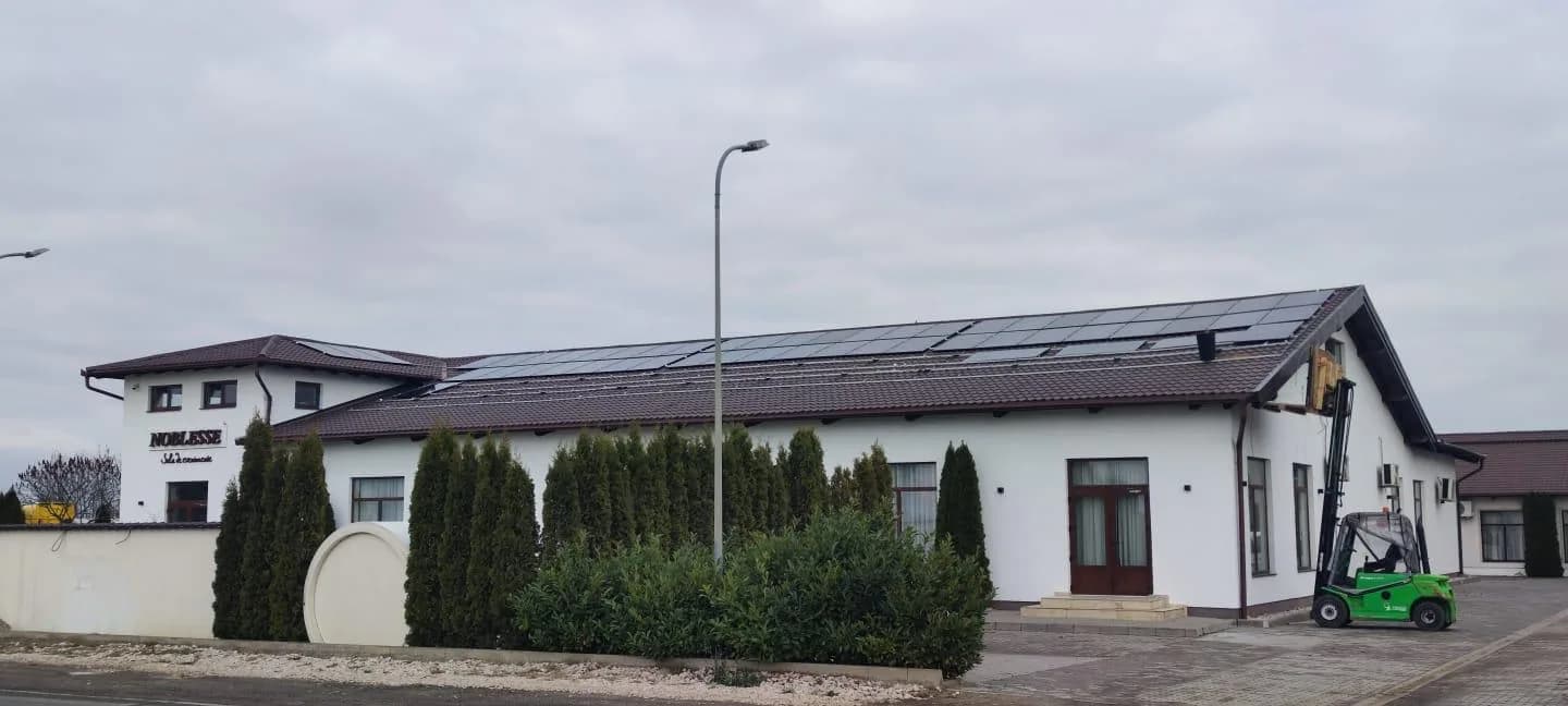 Sistem fotovoltaic montat pe acoperișul unei clădiri comerciale în zona Luduș