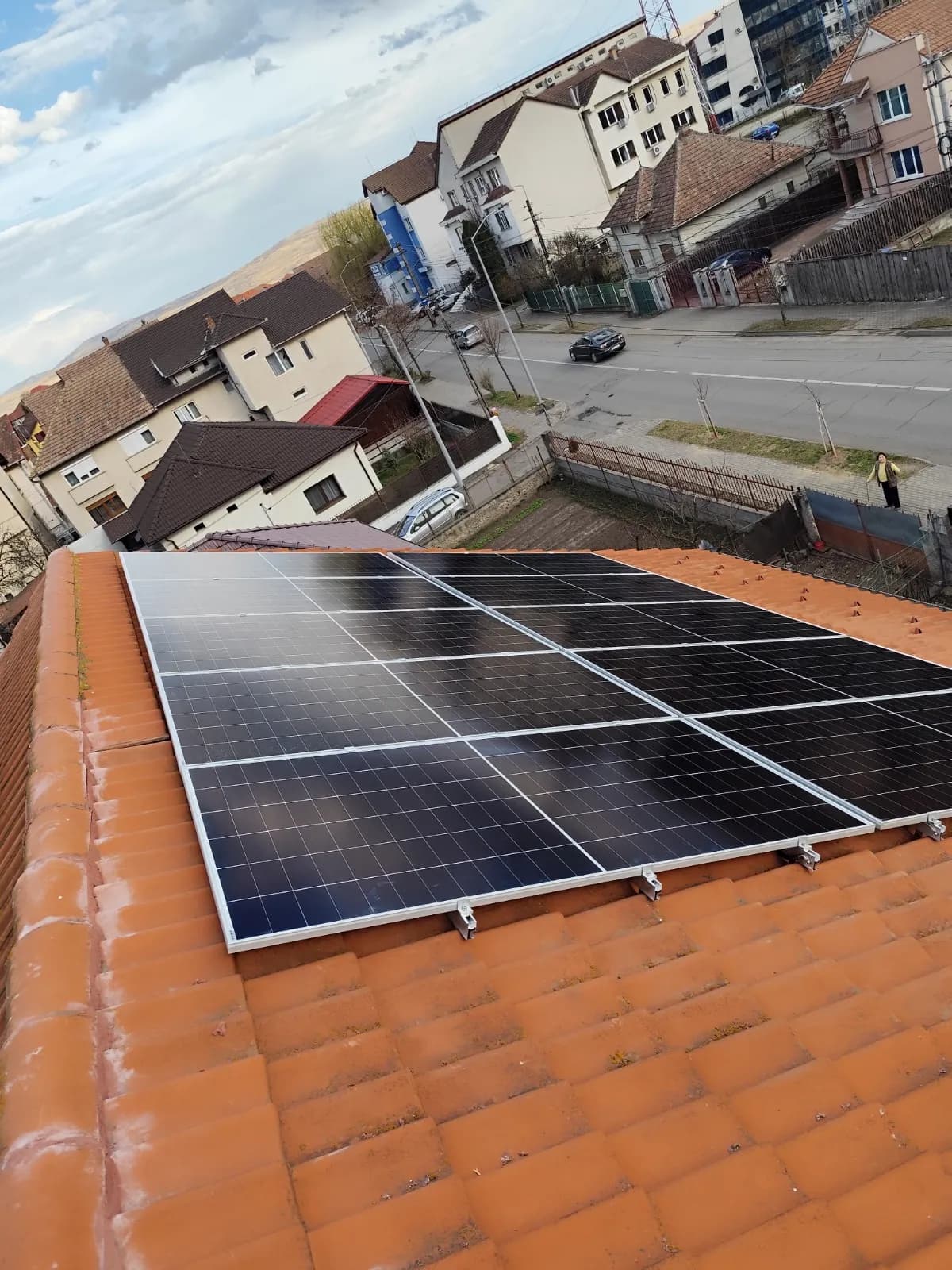 Panouri fotovoltaice montate pe acoperiș de țiglă în Lugoj