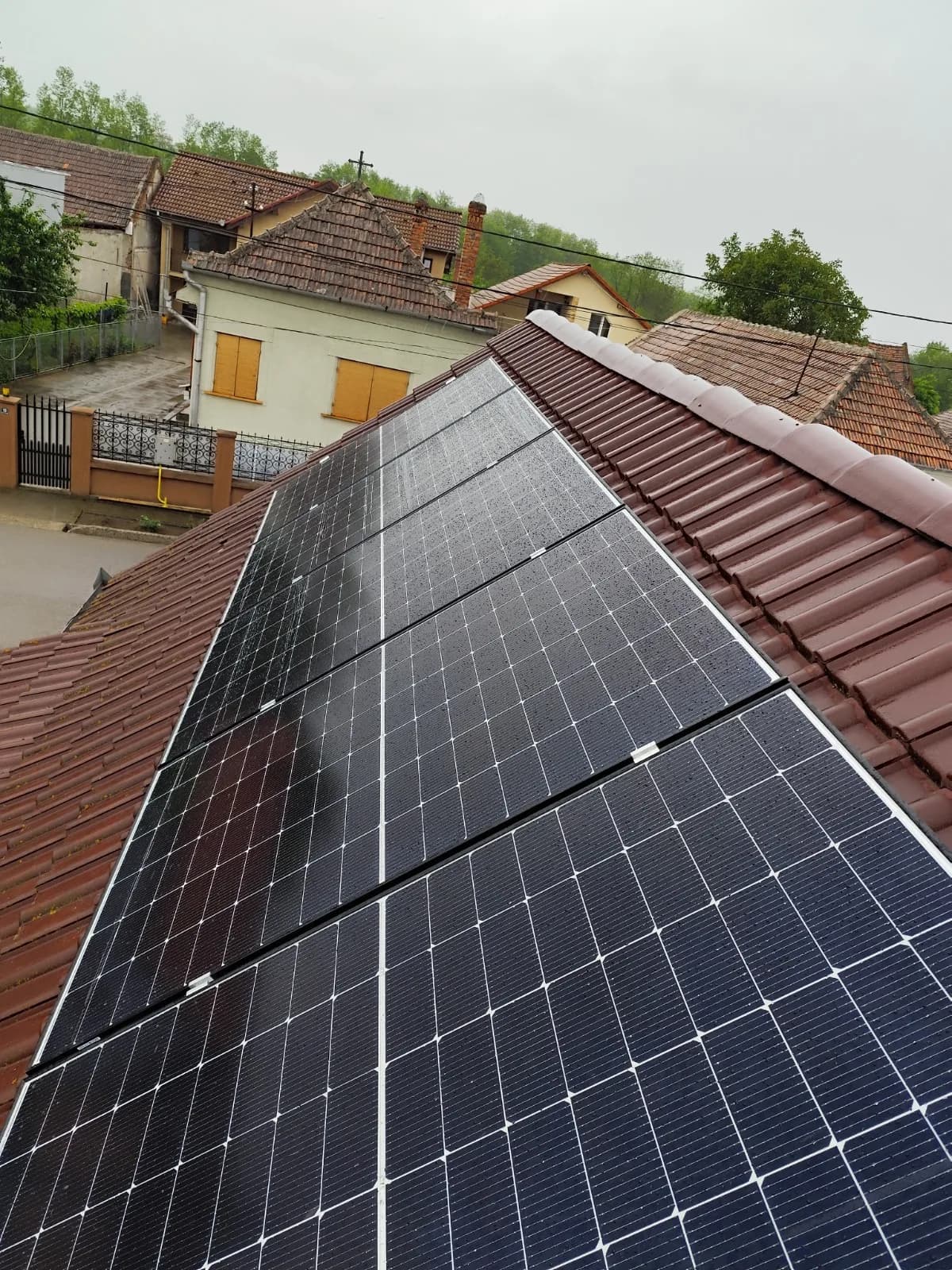 Panouri fotovoltaice montate pe acoperișul de țiglă al unei case din zona Ocna Mureș