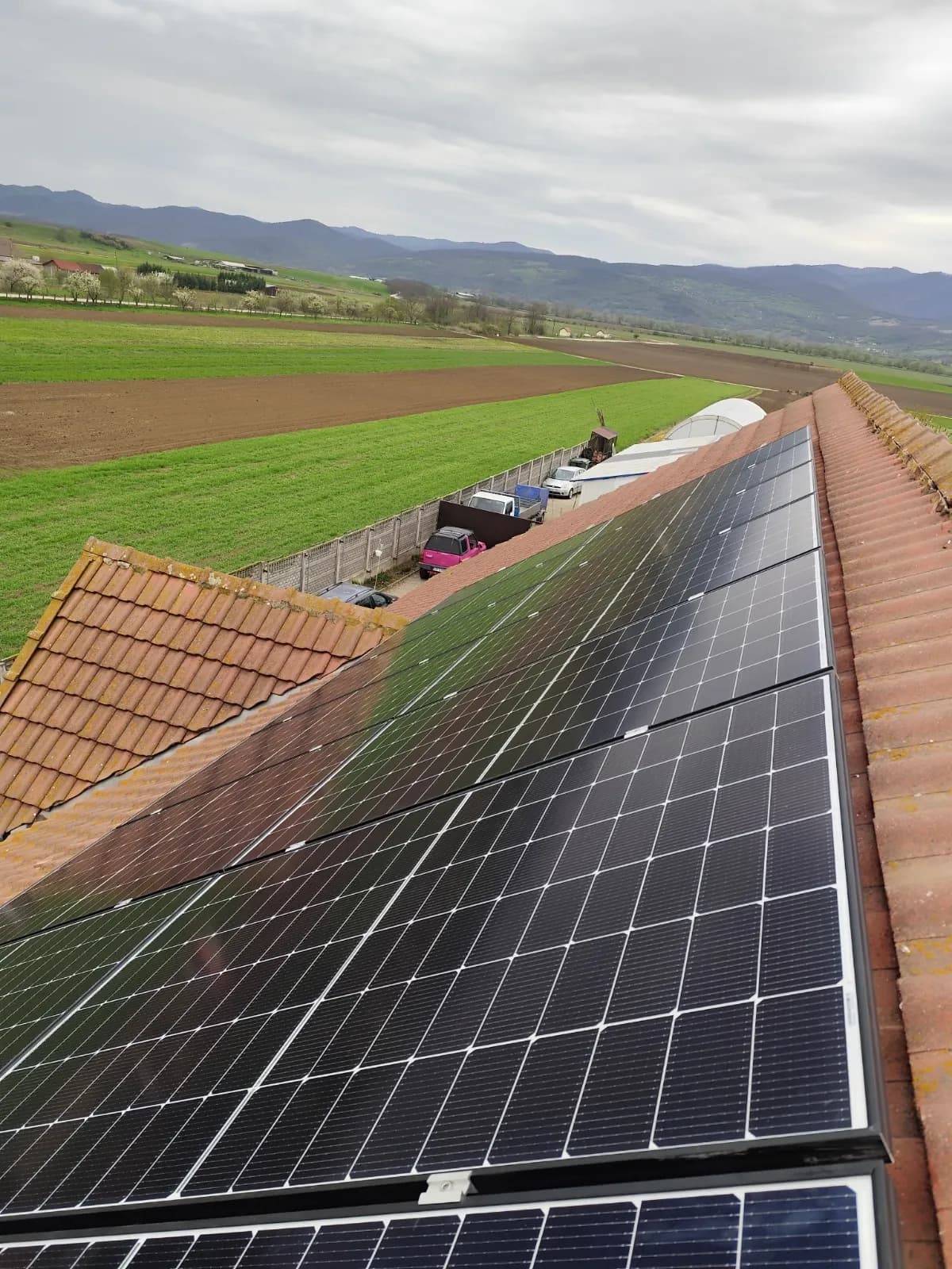 Sistem de panouri fotovoltaice montat pe acoperiș în zona Oradea