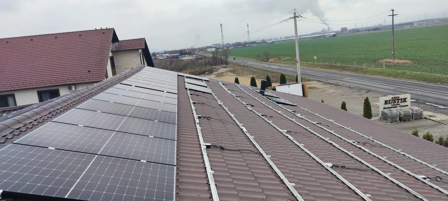 Panouri fotovoltaice montate pe acoperișul unei clădiri comerciale din zona Orăștie