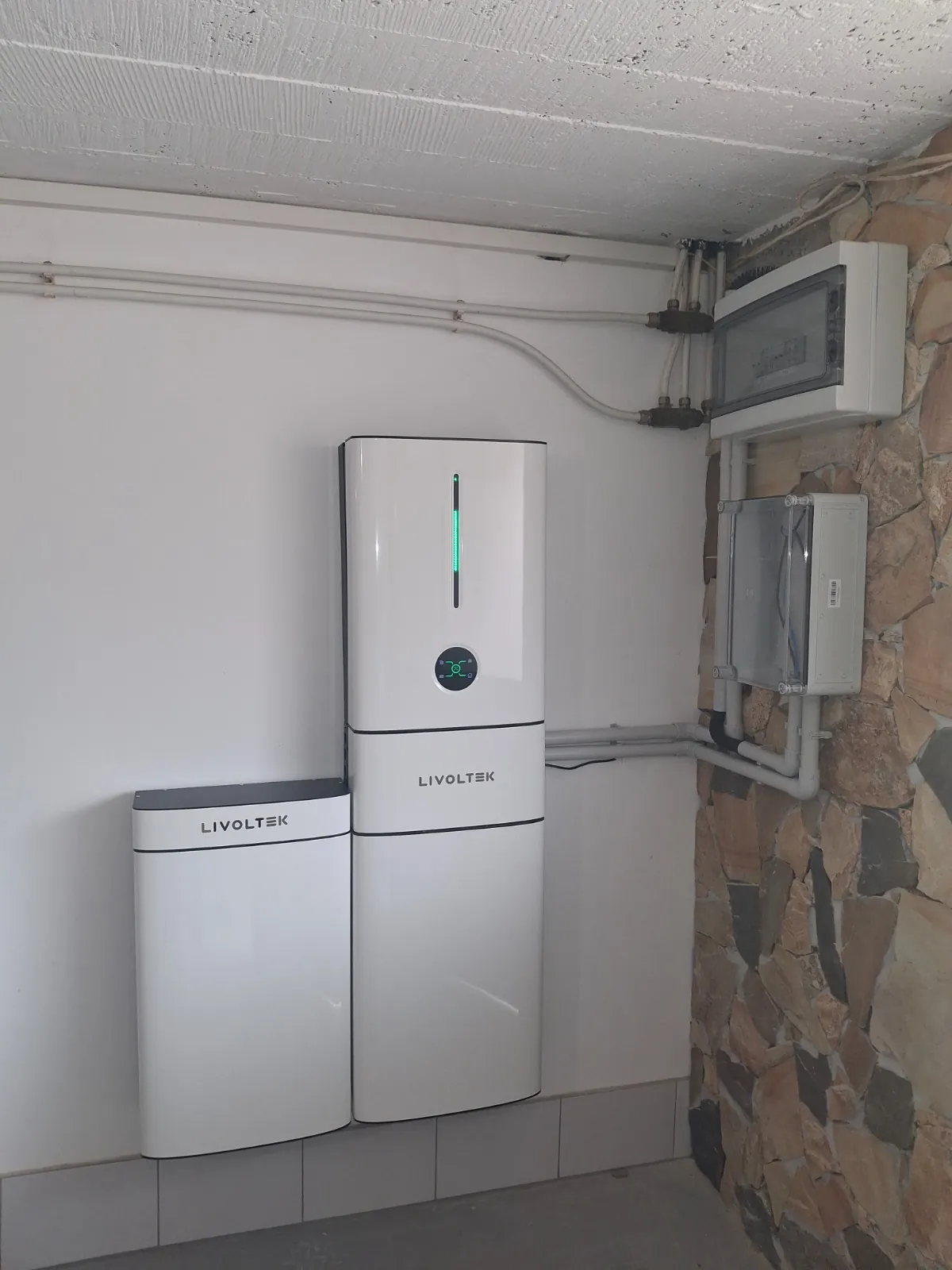 Invertor și baterie de stocare Livoltek instalate într-un sistem fotovoltaic din Valea Jiului