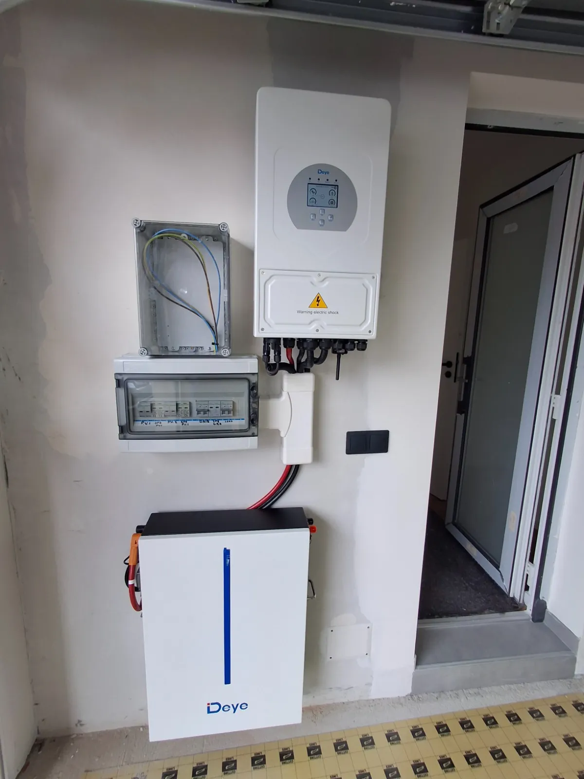 Invertor hibrid și baterie Deye instalate într-un sistem fotovoltaic din zona Reghin