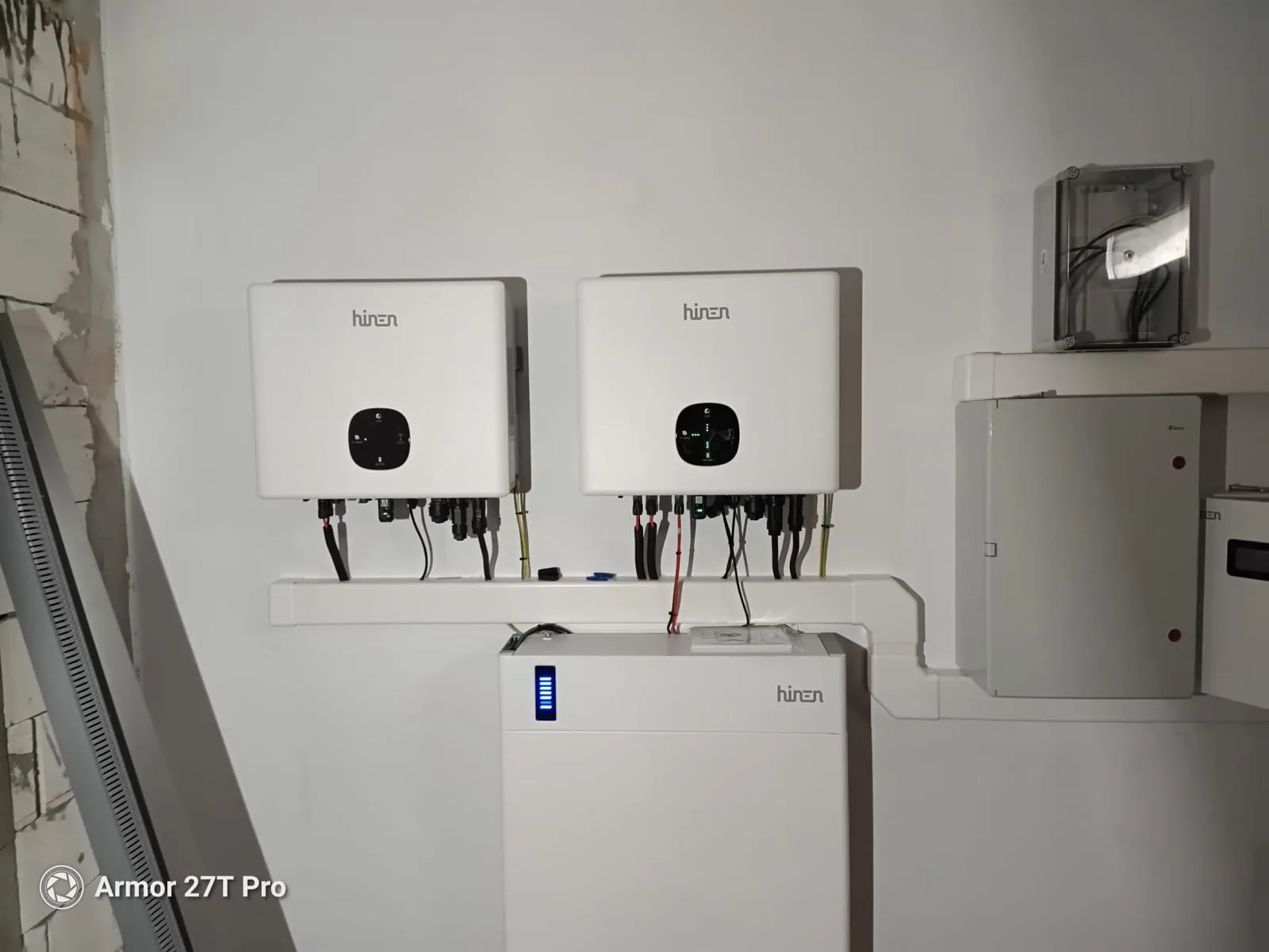 Două invertoare Hinen și baterie de stocare într-un sistem fotovoltaic din zona Sânnicolau Mare
