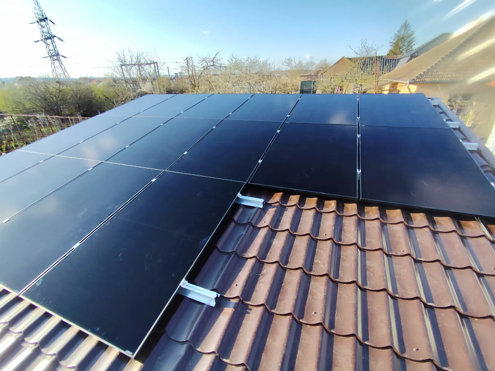 Panouri fotovoltaice all-black montate pe acoperiș în Sebeș