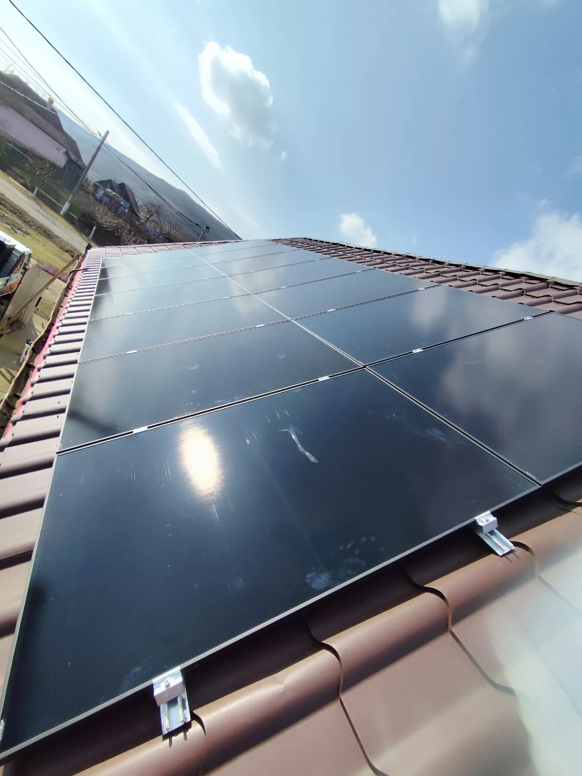 Panouri fotovoltaice montate pe acoperiș de țiglă în zona Sighișoara
