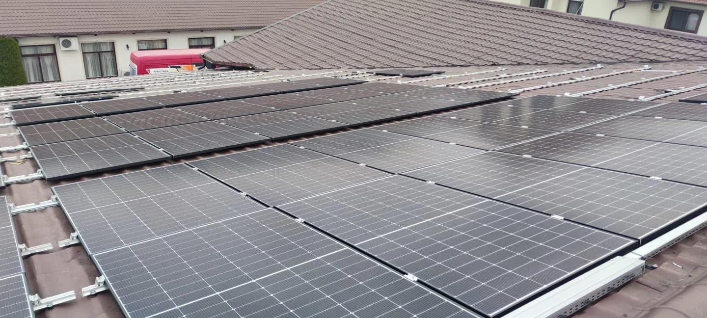 Panouri fotovoltaice montate pe acoperișul unei case din zona Simeria
