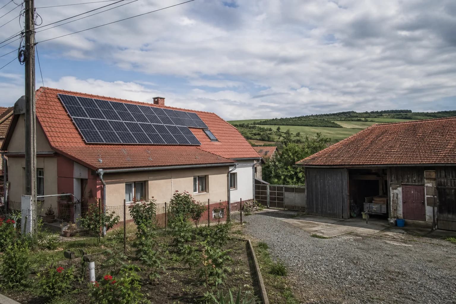 Gospodărie din județul Mureș cu panouri fotovoltaice pe acoperiș