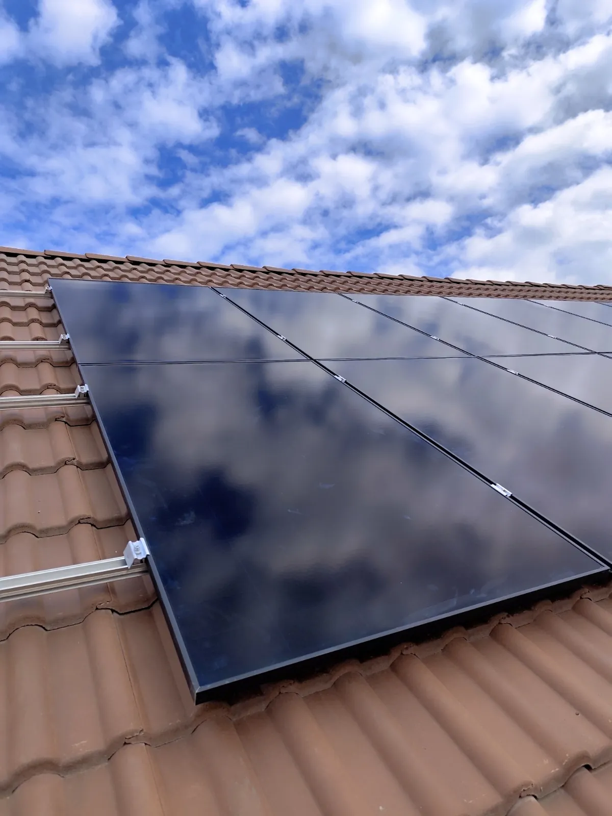 Panouri fotovoltaice montate pe acoperiș în zona Târnăveni