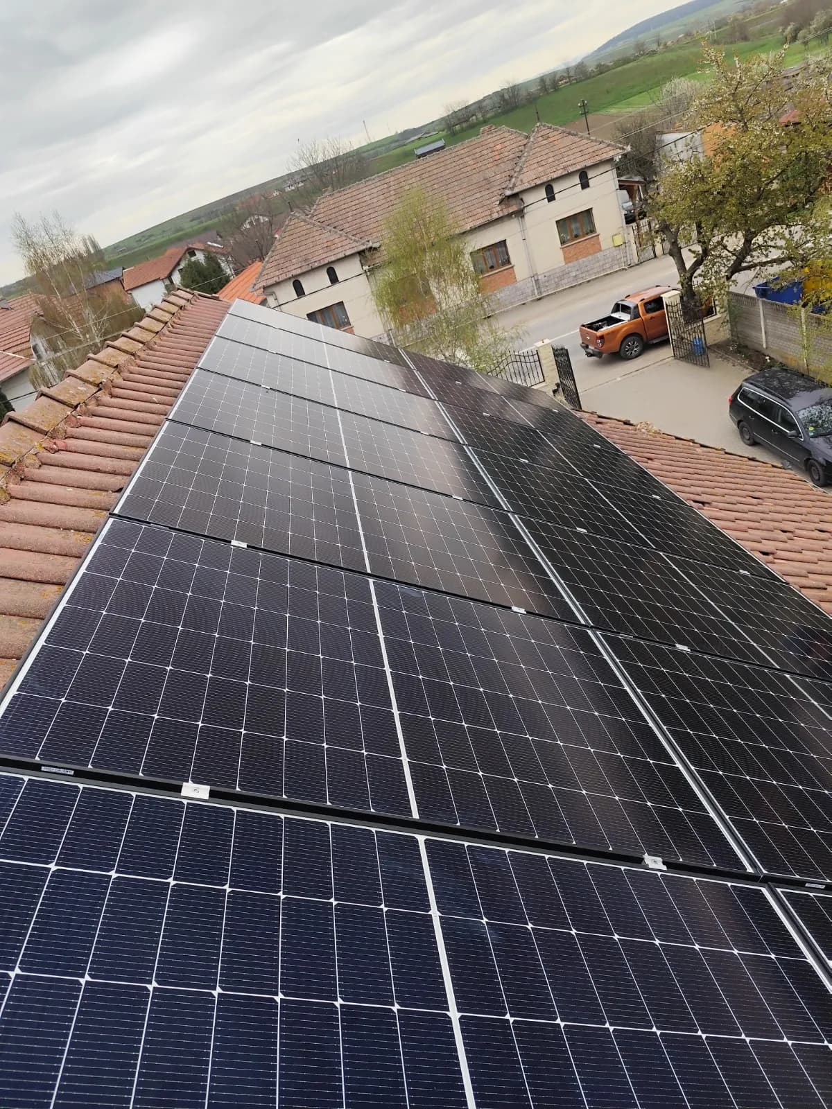Panouri fotovoltaice instalate pe o casă din Turda