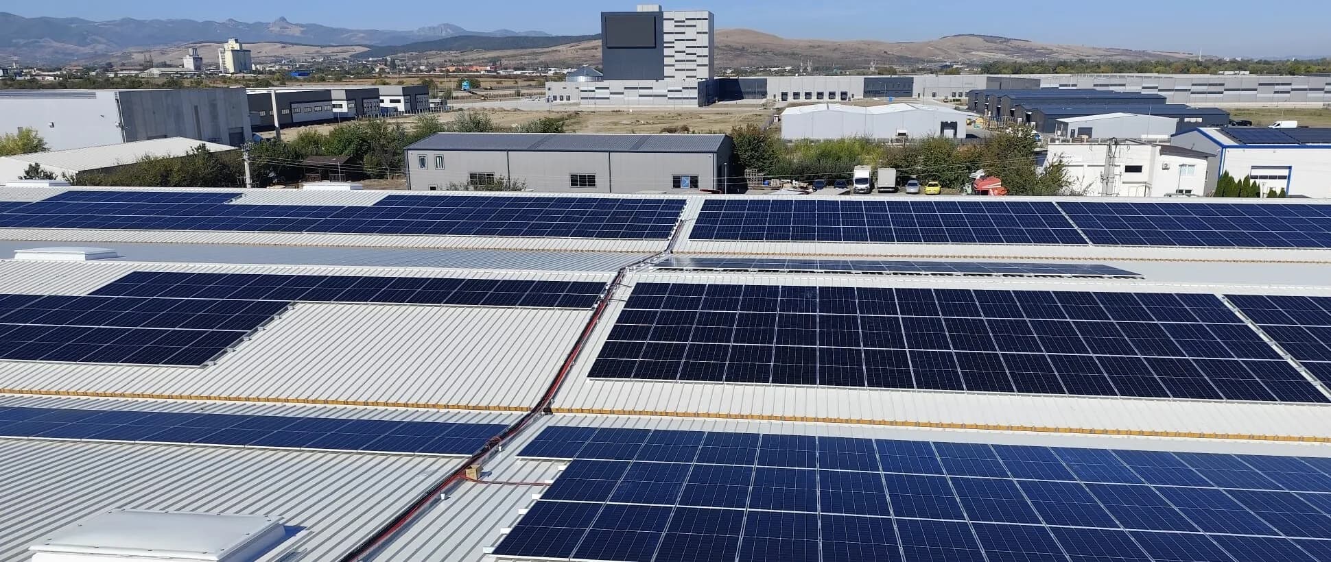 Hală industrială, județul Alba — sistem fotovoltaic de 520 kWp cu 807 panouri AIKO 645 W, eficiență 23,9%