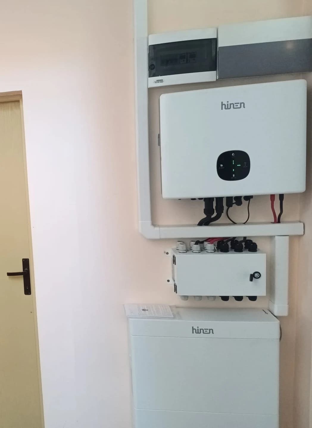 Hinen hybrid inverter and battery, installed by the Nectaria Solar team