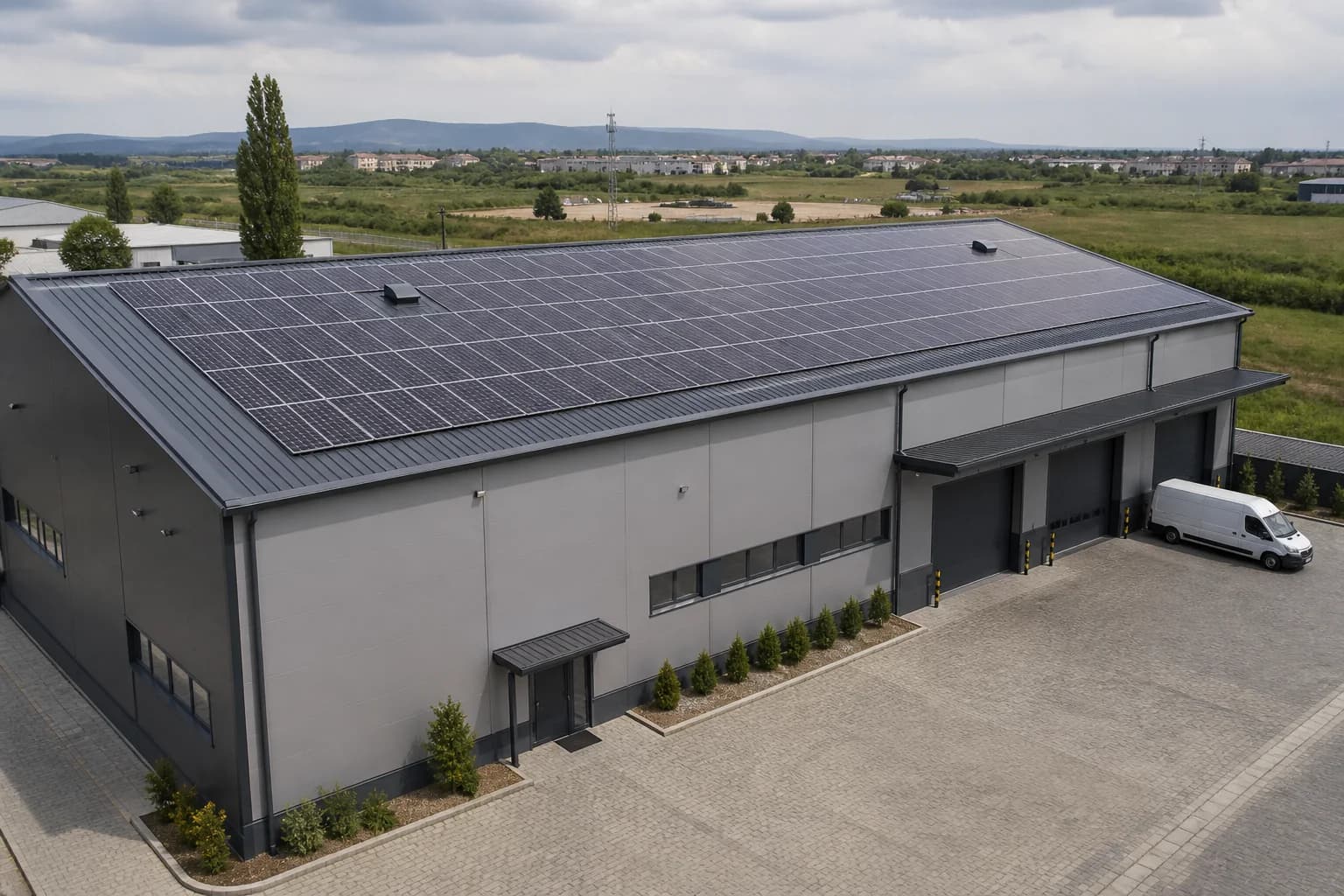 Hală industrială cu sistem fotovoltaic montat pe acoperiș