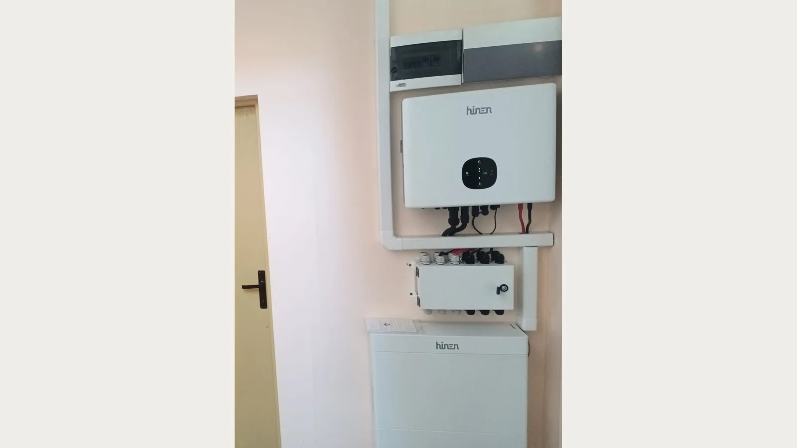 Invertor, echipament de comutare și baterie Hinen într-o instalație reală