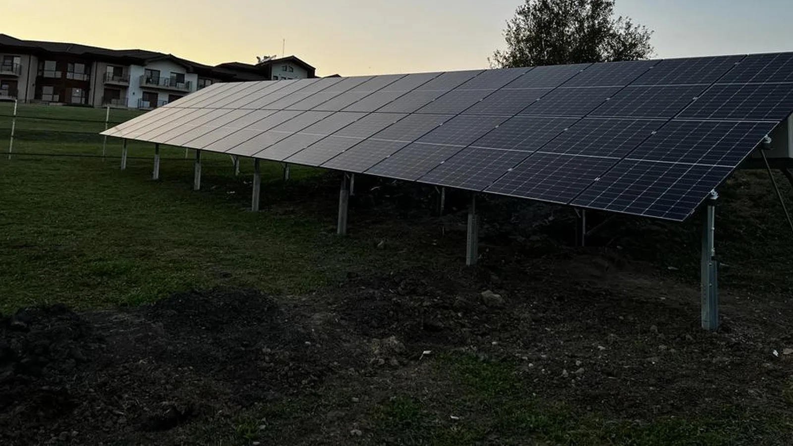 Sistem fotovoltaic rezidențial instalat pe structură la sol